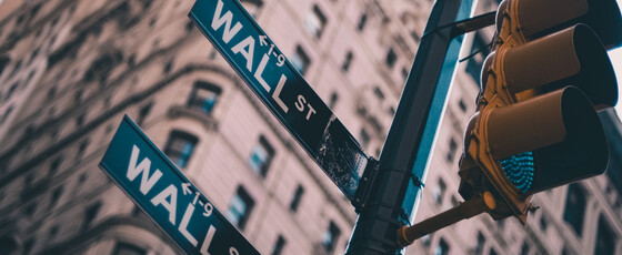 Czy Wall Street wpływa na kryptowaluty? 