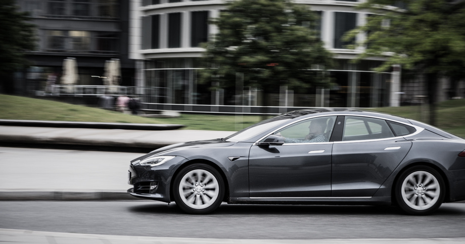 Co mają wspólnego samochody Tesla i Bitcoin?